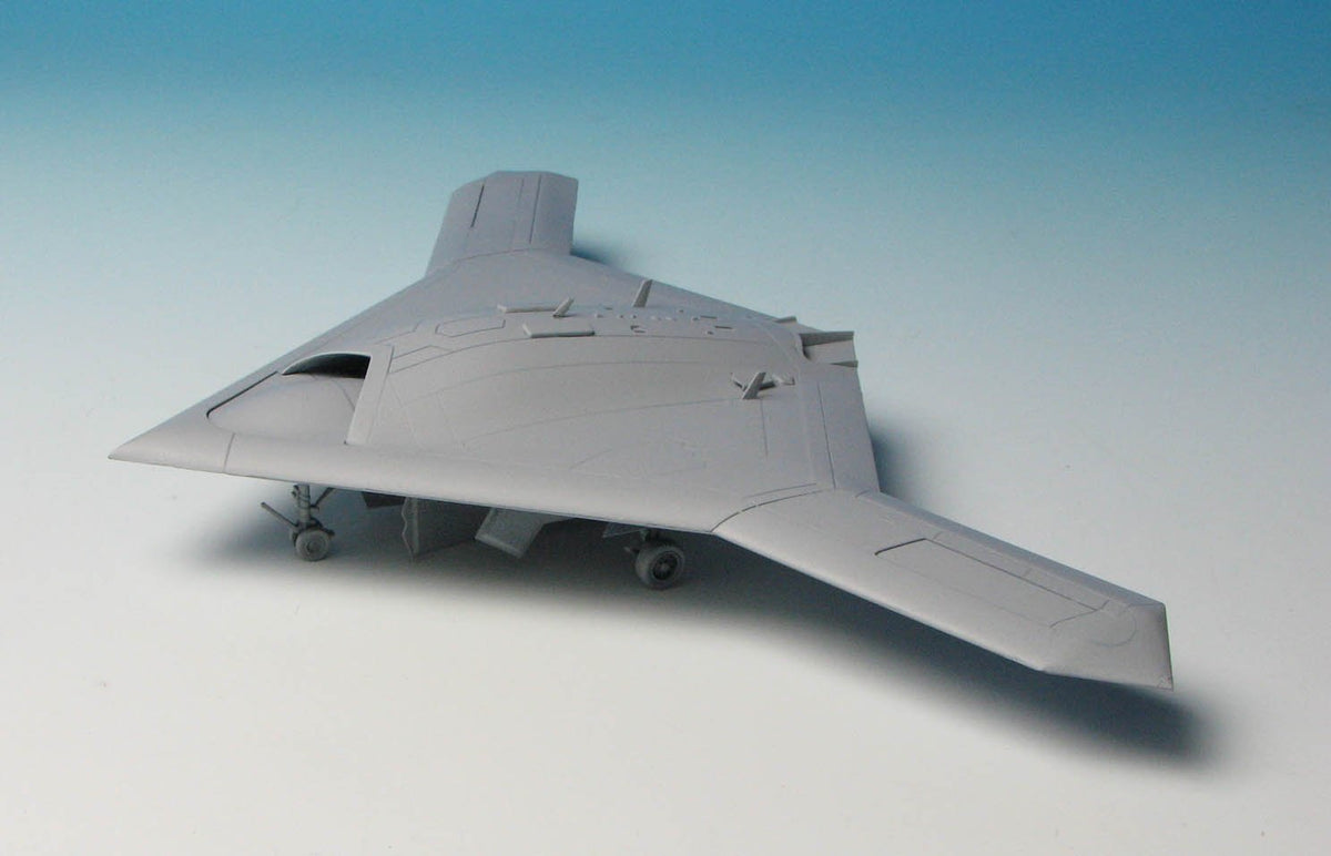 Platz X-47B Unmanned Combat Aerial Vehicle (UCAV) - U.S. Navy Model Kit (1/72 Scale)