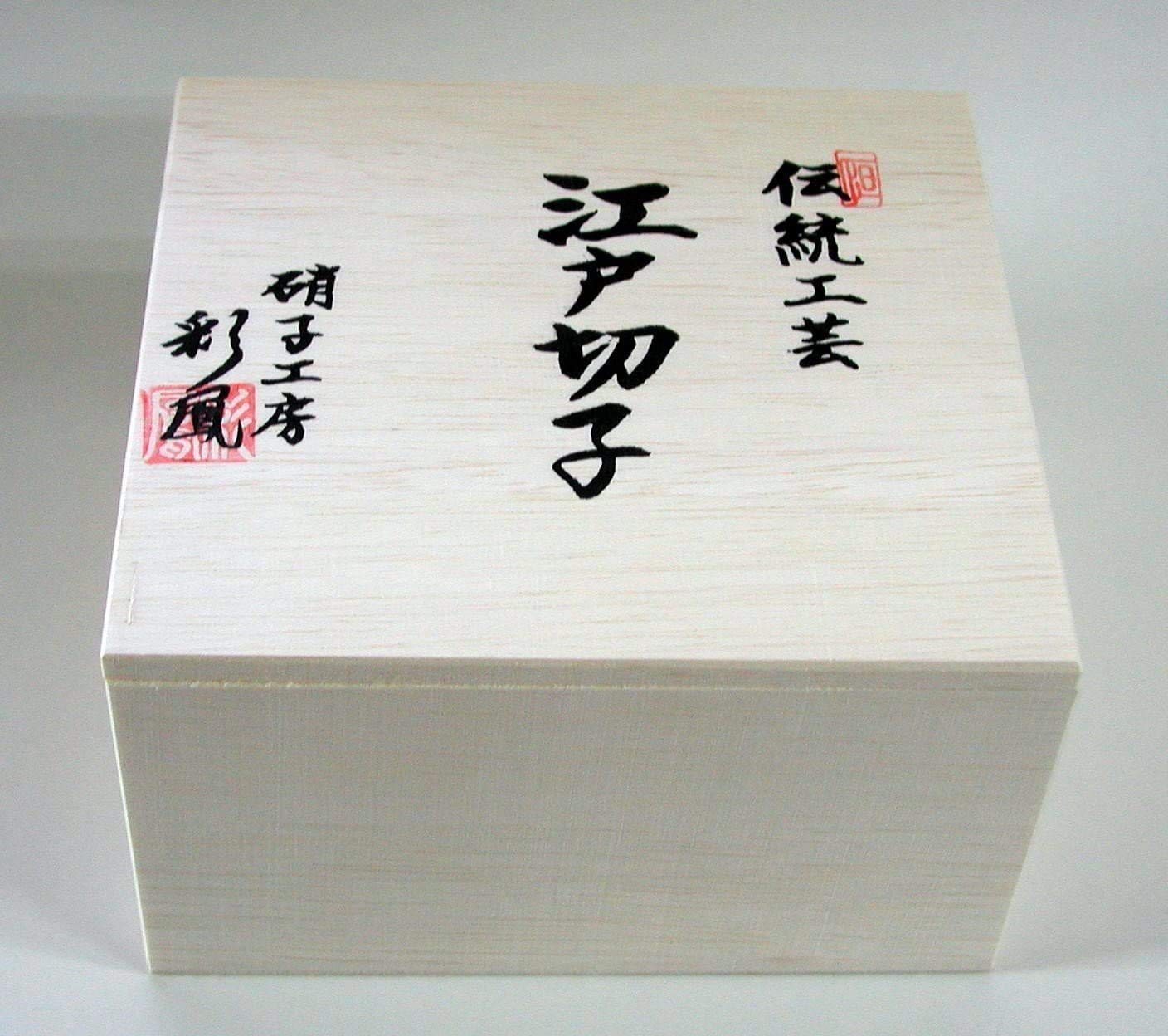 This is a beatiful Japanse sake-sets called EDOKIRIKO in Japan.