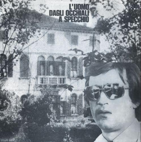 L'uomo Dagli Occhiali A Specchio