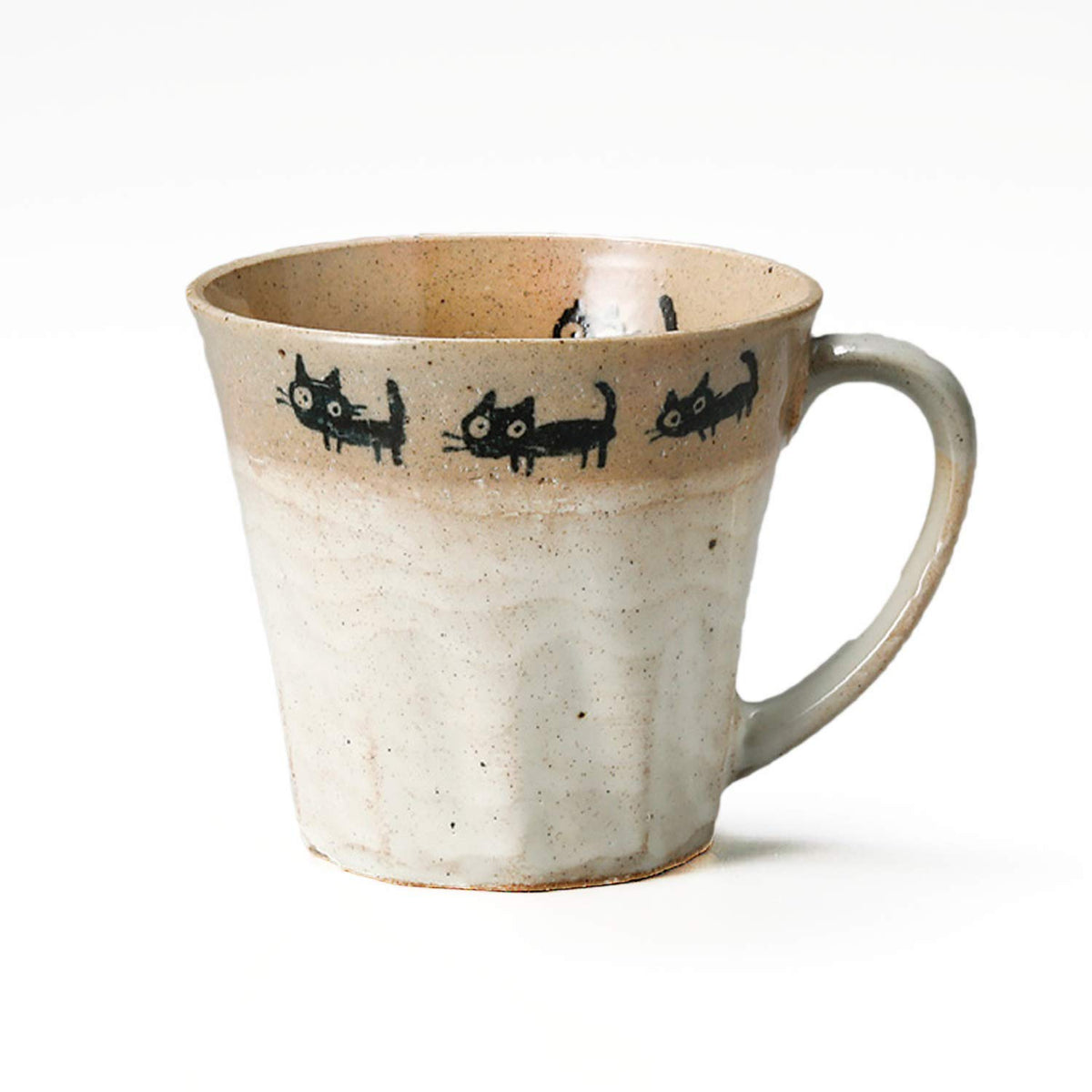 Tokoname Ware Mino Ware F1364 Black Cat Walking Mug, White, 5.3 fl oz (160 ml)