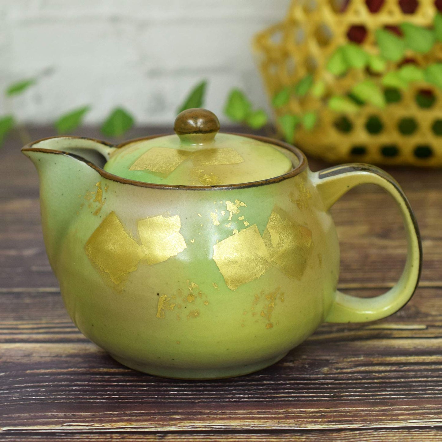 Kutani Yaki(ware) Japanese Teapot Gold Leaf (with tea strainer)