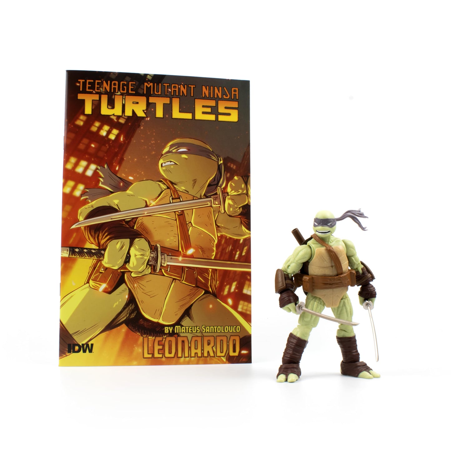 Teenage Mutant Ninja Turtles BST AXN v2 IDW Inspired Leonardo 5-inch Action Figure & Limited Edition IDW Leonardo Comic Book