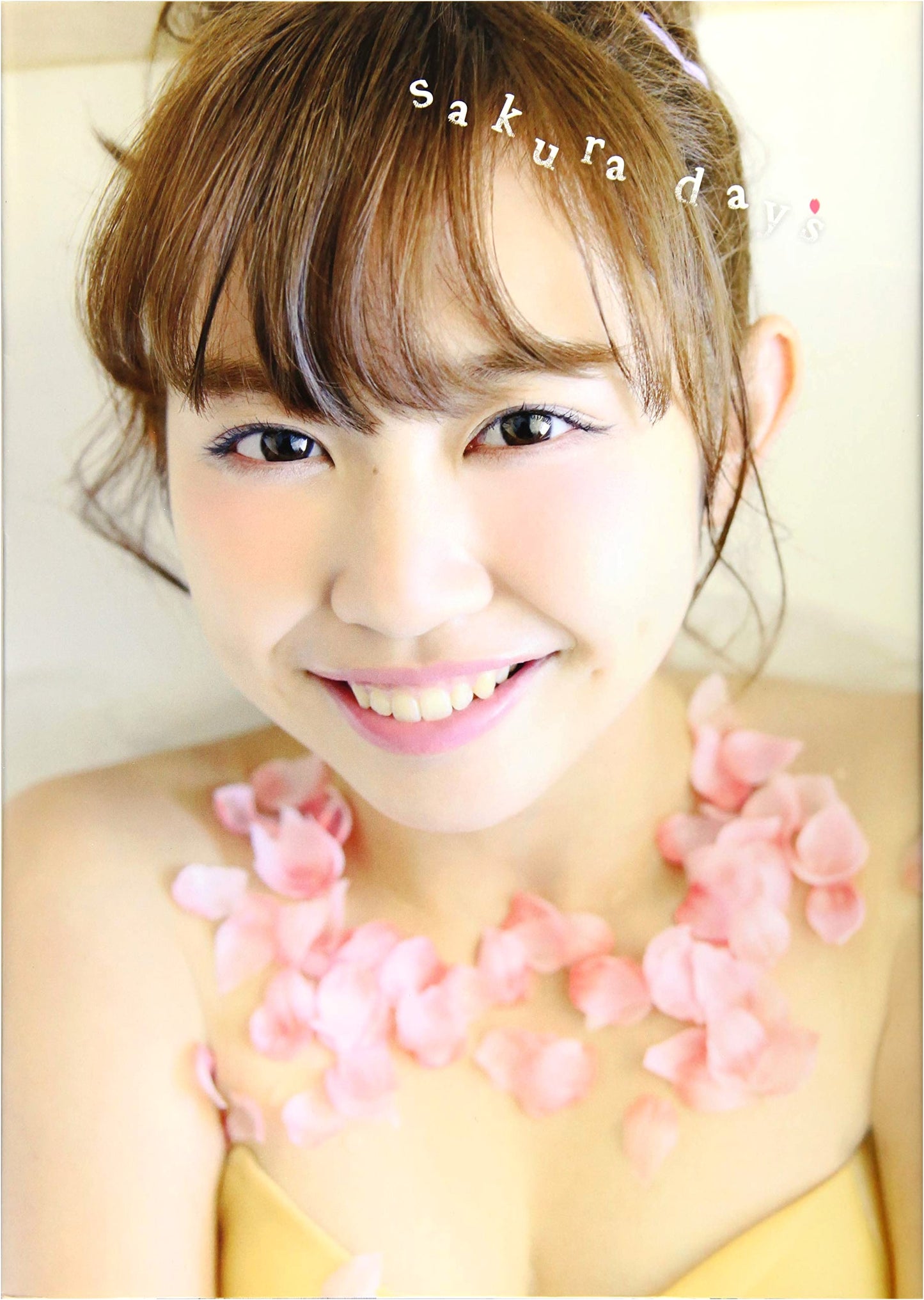 Sakura Araki's 1st Photobook "sakura days" (TOKYO NEWS MOOK)